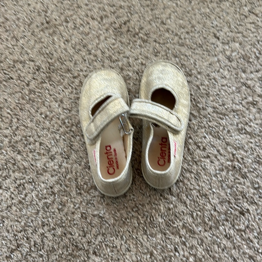 Cienta size 26 shoe gold